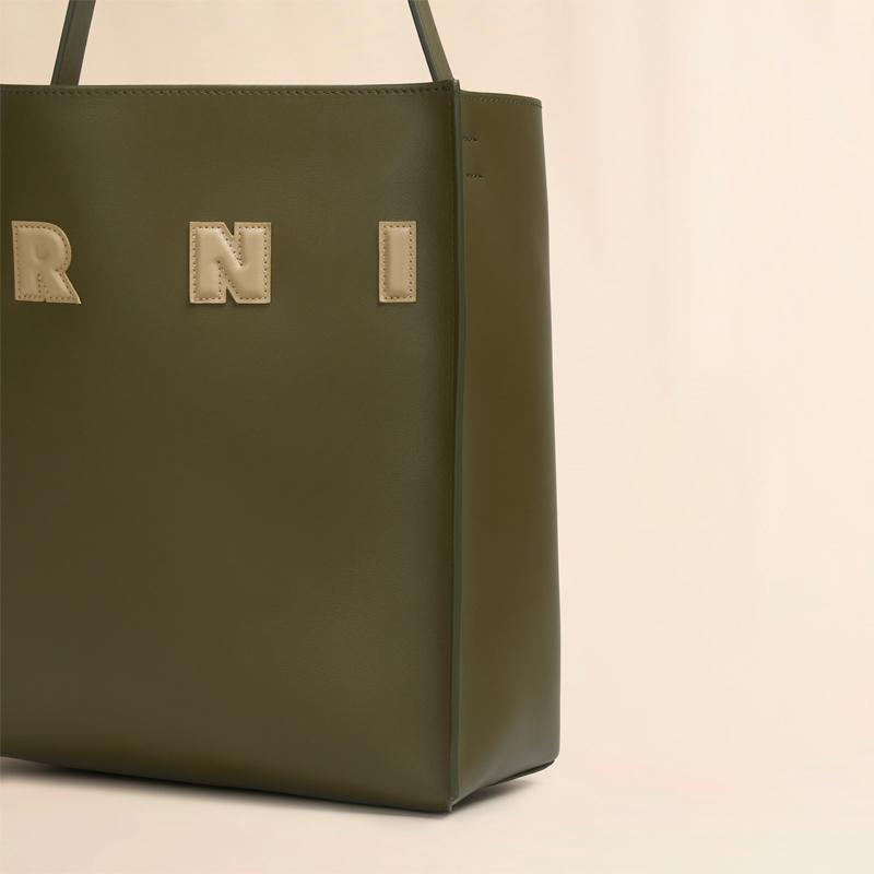 MARNI（マルニ） ディープグリーン レザー製 Museo スモールホーボー