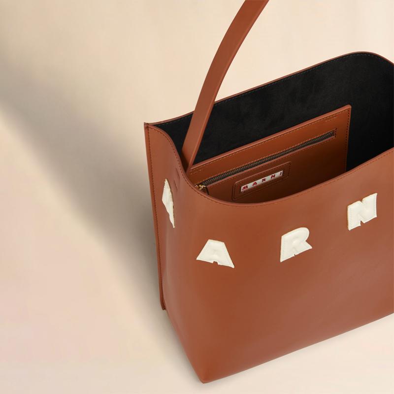 MARNI（マルニ） ブラウン ホワイト レザー製 Museo スモールホーボー