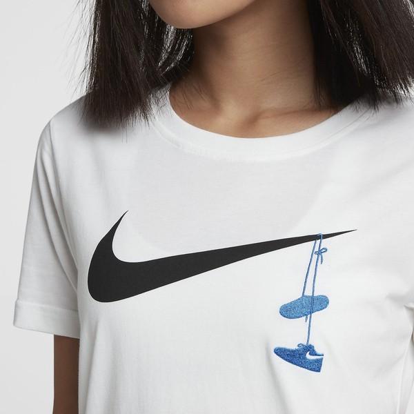Nike ナイキ レディース ウェア トップス Tシャツ 刺繍 ビッグロゴ スウッシュ シューズ Tシャツ 010 ピノスポーツpinosports 通販 Yahoo ショッピング