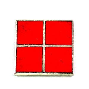 ピンバッジ・赤い正方形を4つ◇フランス限定ピンズ◇レアな