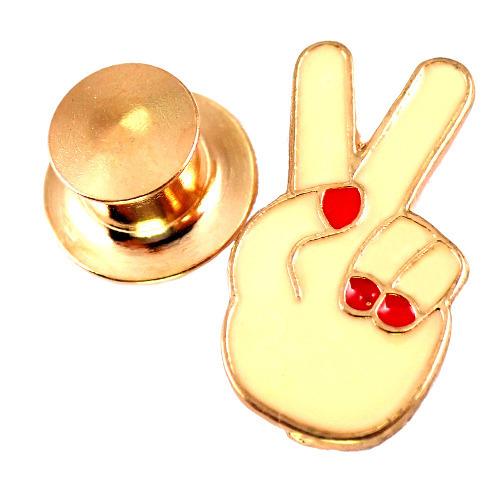 3円 バースデー 記念日 ギフト 贈物 お勧め 通販 ピンバッジ ピース する 右手 マニキュア 赤 ピンズ ピンバッチ