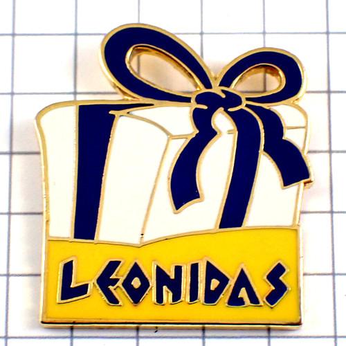 ピンバッジ・プレゼントの箱レオニダス青リボンのチョコレートお菓子