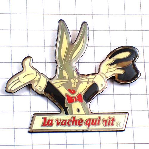 ピンバッジ・バックスバニー蝶ネクタイ漫画チーズ笑う牛◇フランス限定
