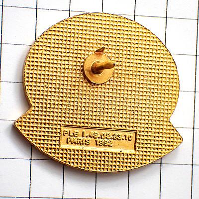 ピンバッジ・黄色い矢印と地球ヨーロッパやアフリカ◇フランス限定