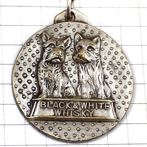 キーホルダー・ブラックアンドホワイト犬二匹ウイスキー酒シルバー銀色