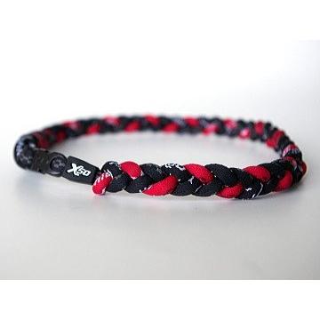 熱い販売 ファイテン RAKUWAネックレス X50 三つ編み (黒×黒×赤) スポーツネックレス