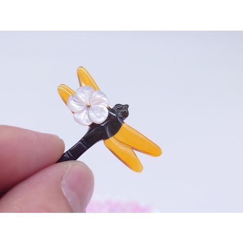 本べっ甲 ブローチ 白甲 黒甲 贅沢 トンボ アクセント 蝶貝花 本べっ甲 ブローチ 白甲 黒甲 贅沢 トンボ アクセント 蝶貝花