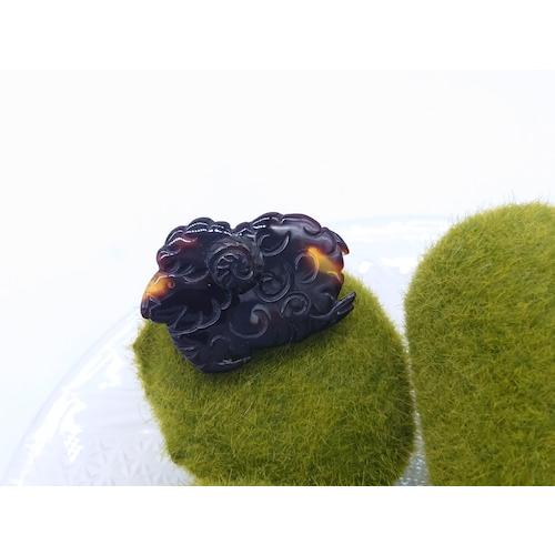 本べっ甲  ブローチ 羊 ヒツジ キュート 立体的 躍動感 お洒落 ワンポイント天然素材 (B-075)の画像