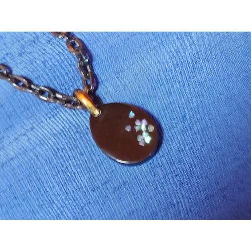 本べっ甲 蒔絵 ペンダント しずく型 桜 モチーフ 螺鈿 可愛く 上品 花びら ひらひら 貝 キラキラ 上品 (Ma-003)の画像