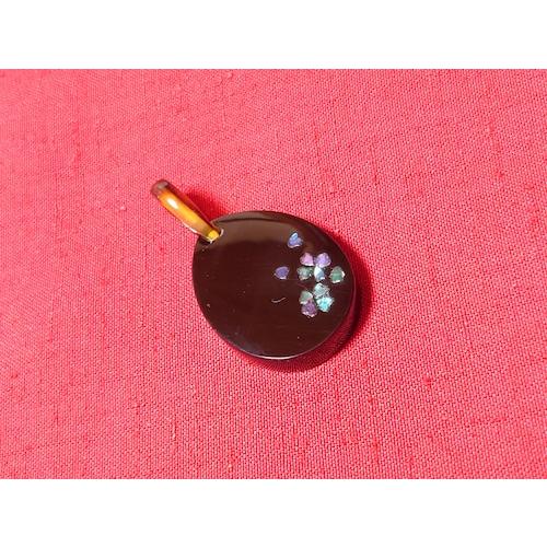 本べっ甲 蒔絵 ペンダント しずく型 桜 モチーフ 螺鈿 可愛く 上品 花びら ひらひら 貝 キラキラ 上品 (Ma-003)の画像