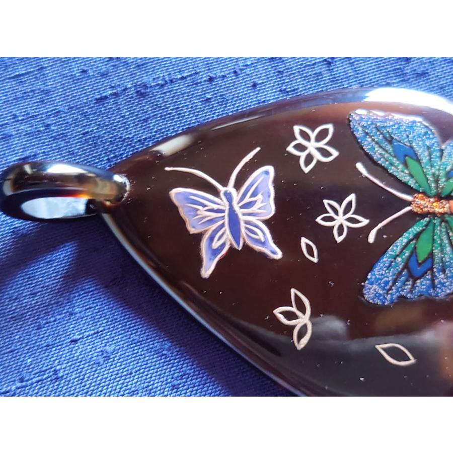 本べっ甲 蒔絵 しずく型 蝶々 青色 鮮やか 上品 アジアンテイスト 研ぎ出し オーガニック (Ma-018) ペンダントの画像