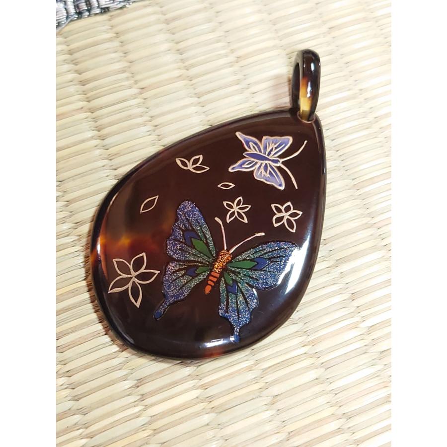 本べっ甲 蒔絵 しずく型 蝶々 青色 鮮やか 上品 アジアンテイスト 研ぎ出し オーガニック (Ma-018) ペンダントの画像