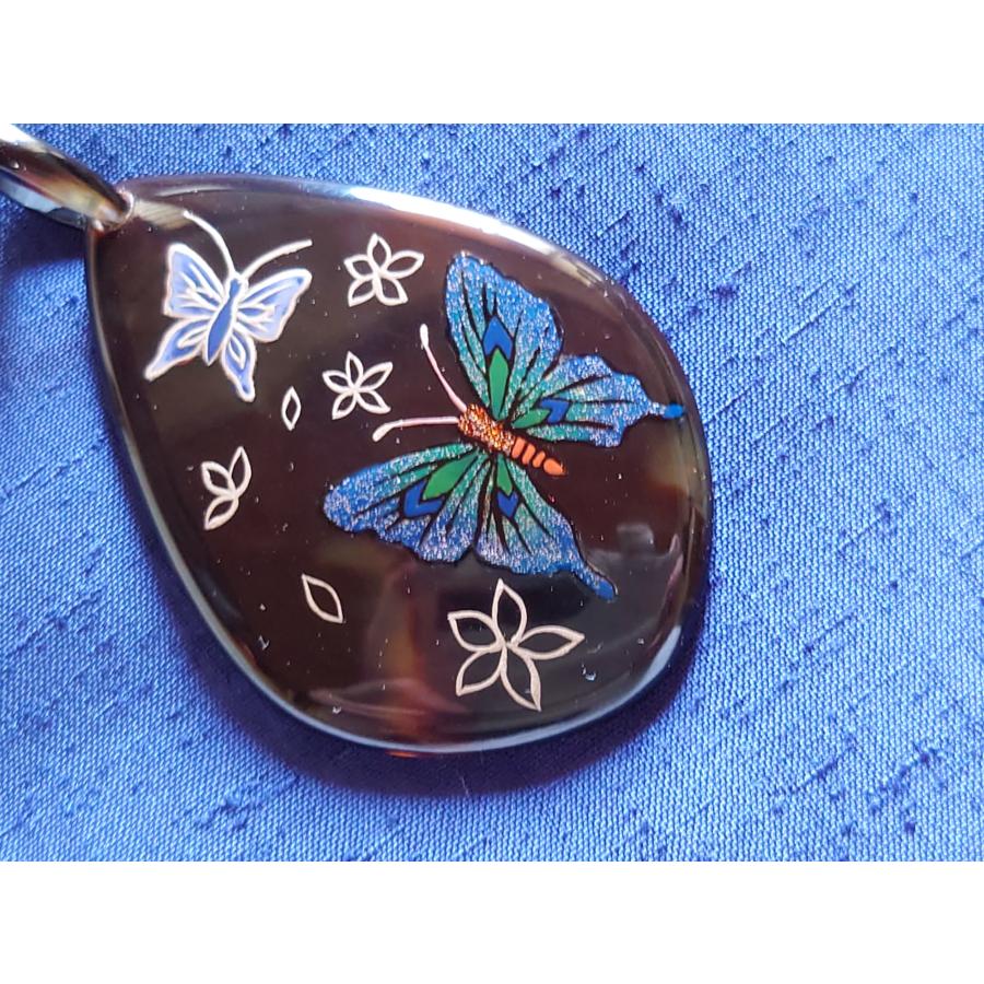 本べっ甲 蒔絵 しずく型 蝶々 青色 鮮やか 上品 アジアンテイスト 研ぎ出し オーガニック (Ma-018) ペンダントの画像