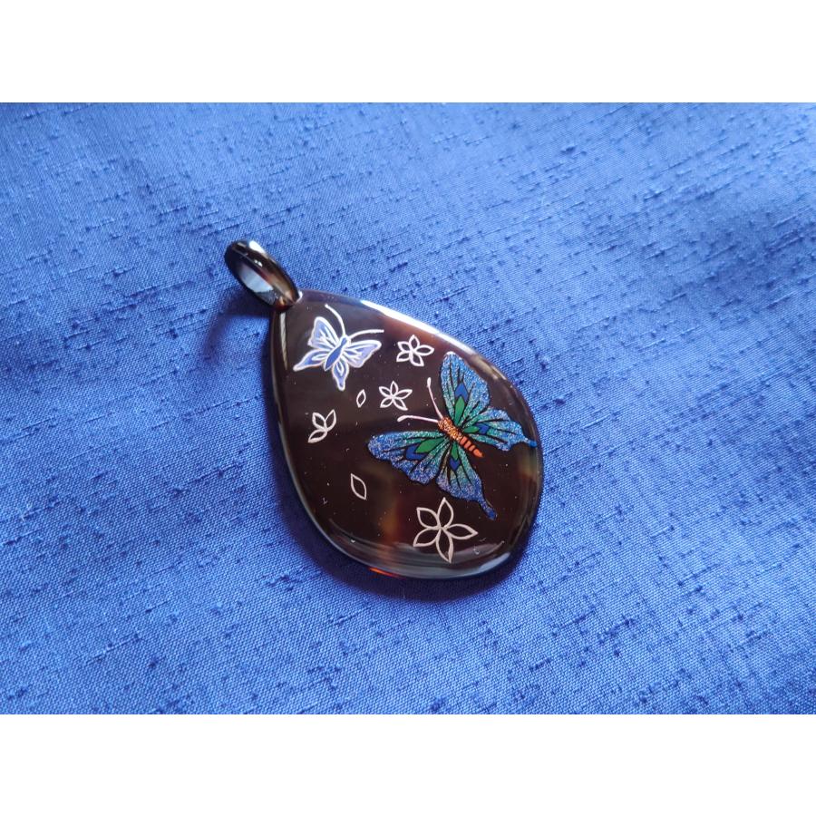 本べっ甲 蒔絵 しずく型 蝶々 青色 鮮やか 上品 アジアンテイスト 研ぎ出し オーガニック (Ma-018) ペンダントの画像