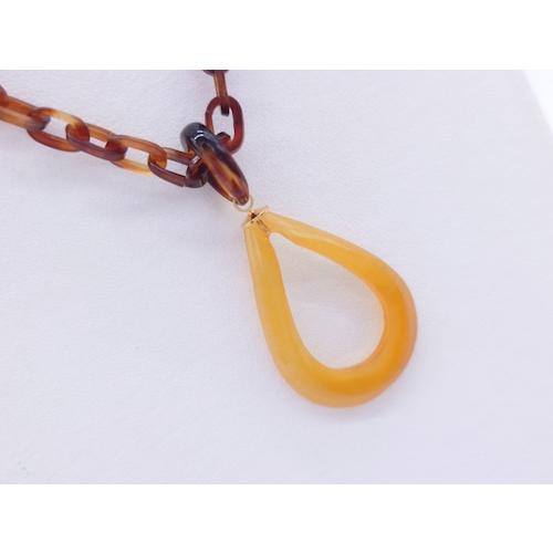 本べっ甲 ペンダント シンプル 白甲 ドロップタイプ 希少 雫仕上げ オールシーズン 素敵 リーズナブル 天然素材 (pe-227）の画像