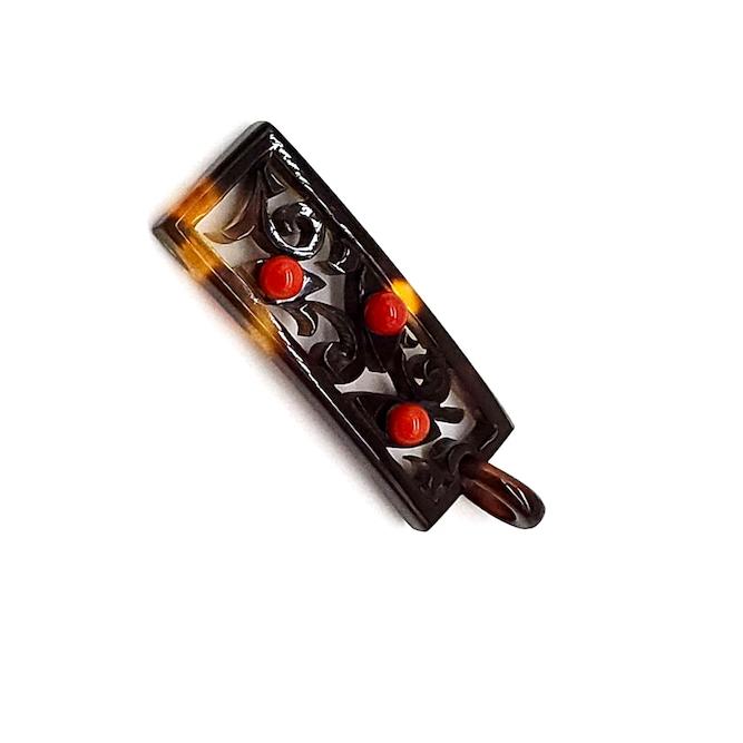 本べっ甲 ペンダント 透かし彫り スジ彫り 職人 一品 リーフ 唐草 大人可愛い 伝統工芸 カジュアル オーガニック リーズナブル（pe-247）の画像