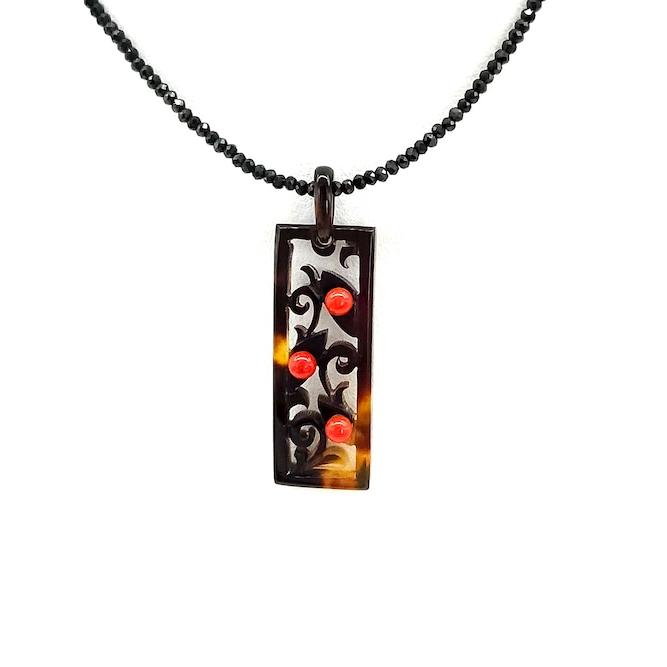 本べっ甲 ペンダント 透かし彫り スジ彫り 職人 一品 リーフ 唐草 大人可愛い 伝統工芸 カジュアル オーガニック リーズナブル（pe-247）の画像