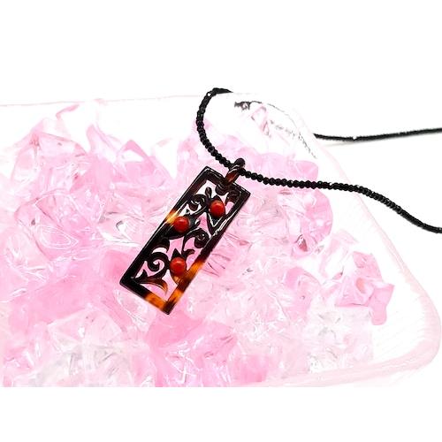 本べっ甲 ペンダント 透かし彫り スジ彫り 職人 一品 リーフ 唐草 大人可愛い 伝統工芸 カジュアル オーガニック リーズナブル（pe-247）の画像