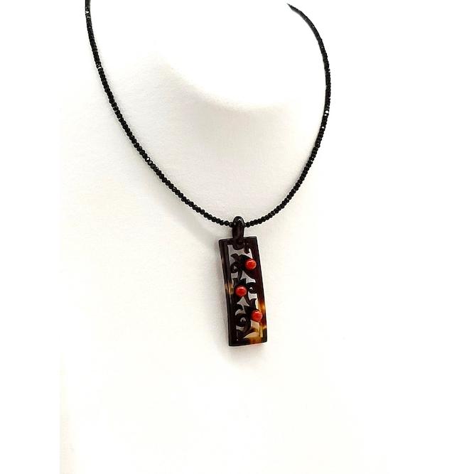 本べっ甲 ペンダント 透かし彫り スジ彫り 職人 一品 リーフ 唐草 大人可愛い 伝統工芸 カジュアル オーガニック リーズナブル（pe-247）の画像
