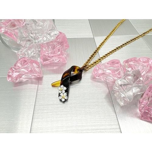 本べっ甲ペンダント 曲げ 立体的 リボン 曲線 立体感 白蝶貝 小花 天然素材（pe-301）の画像