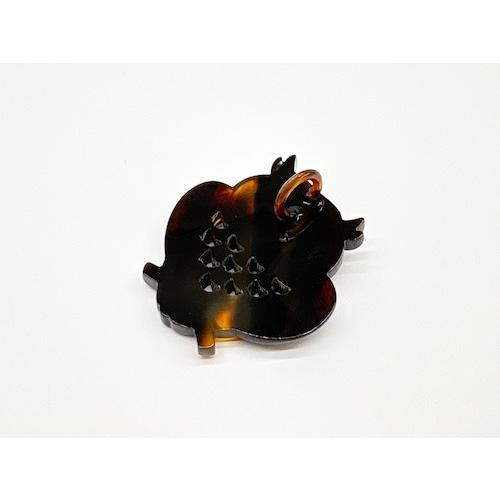 本べっ甲ペンダント 丁寧 彫り 羽 立体感 彫刻 白甲 存在感 天然素材（pe-307）の画像