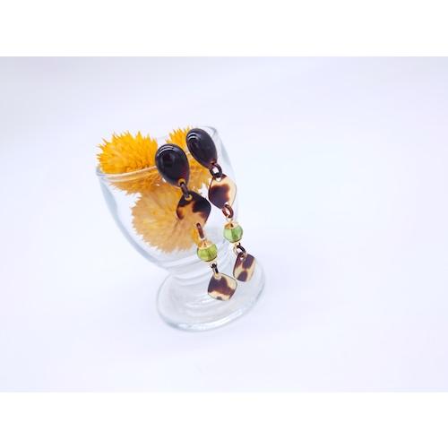 本べっ甲 ピアス  ひし形 琥珀 雫パーツ 縦長 カリビアングリーンアンバー オーガニック 上品 ひし形 斑バラフ柄 　(Pi-111)の画像