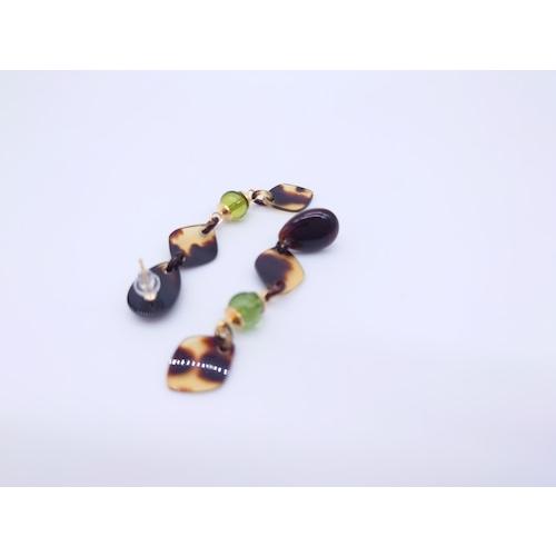 本べっ甲 ピアス  ひし形 琥珀 雫パーツ 縦長 カリビアングリーンアンバー オーガニック 上品 ひし形 斑バラフ柄 　(Pi-111)の画像