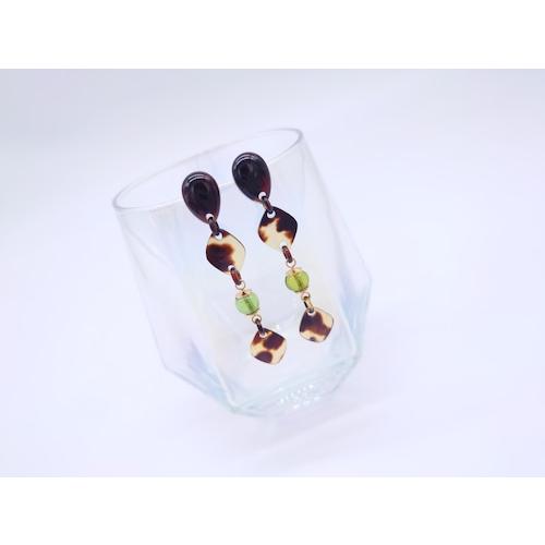 本べっ甲 ピアス  ひし形 琥珀 雫パーツ 縦長 カリビアングリーンアンバー オーガニック 上品 ひし形 斑バラフ柄 　(Pi-111)の画像