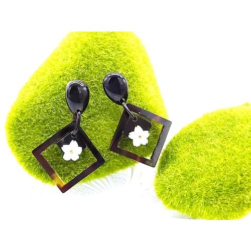 本べっ甲 ピアス バラフ柄 スクエア 白蝶貝 艶感 シンプル 透かし カジュアル チタン製 ニッケルフリー プレゼント 天然素材 (Pi-163)の画像