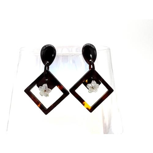 本べっ甲 ピアス バラフ柄 スクエア 白蝶貝 艶感 シンプル 透かし カジュアル チタン製 ニッケルフリー プレゼント 天然素材 (Pi-163)の画像
