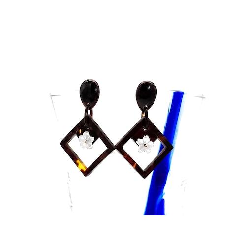 本べっ甲 ピアス バラフ柄 スクエア 白蝶貝 艶感 シンプル 透かし カジュアル チタン製 ニッケルフリー プレゼント 天然素材 (Pi-163)の画像