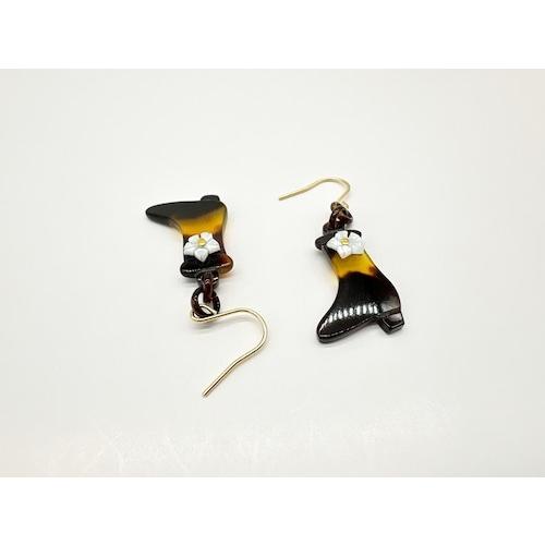 本べっ甲 ピアス キュート ブーツ型 白蝶貝 シンプル 可愛い 特別 天然素材（pi-223)の画像