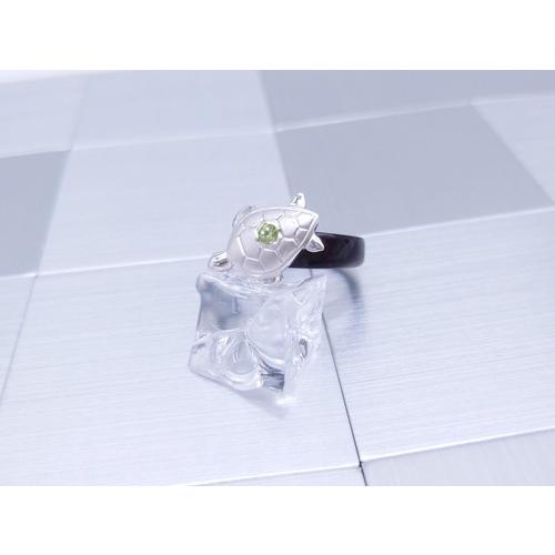本べっ甲 リング シルバー カメ モチーフ 天然石 ペリドット エレガント オーガニック（Ri-023）の画像