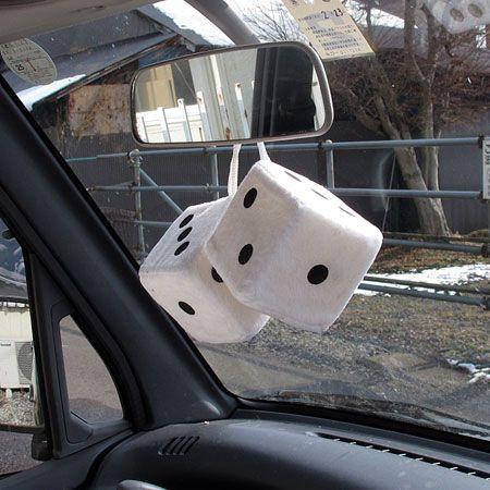 サイコロ ダイス カーアクセサリー カー用品 ルームミラー 飾り 車 ハンギングファジーダイス ホワイト Ca Fd001whbkkns Mon U S Junkyard 通販 Yahoo ショッピング