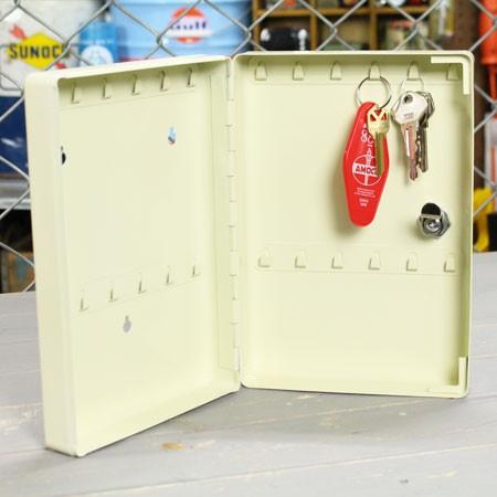 【本日、11/22（水）限りの出品です!!】ムーンアイズ　キーボックス　鍵箱　ガレージ　アメリカ雑貨　ヴィンテージ　USDM　　　　　　鍵　キーボックス　鍵箱　キー　収納　箱　KEY キーホルダー　ボックス　BOX KEYBOX ガレージ　アメリカン　アメ車　事務所　店舗　壁掛け ムーンアイズ（MOONEYES） キーボックス（壁掛け用）＿SR-QMG017-MON