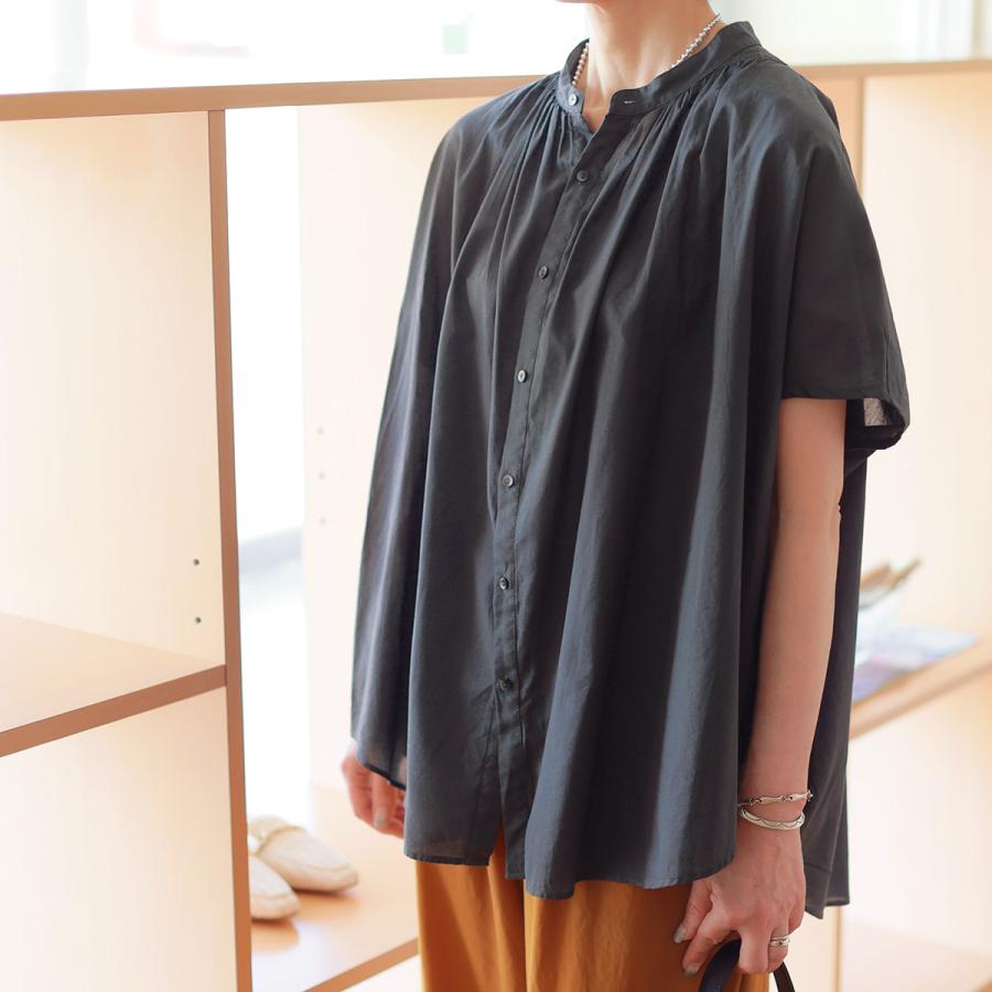 MANON（マノン） コットン＆リネン バンドカラー ギャザーブラウス