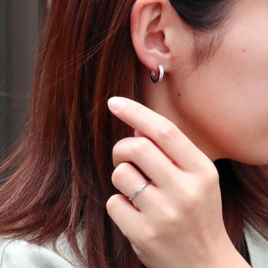ピアス フープピアス レディース プラチナ サファイア 洋彫り 9月誕生石 中折れ式の画像