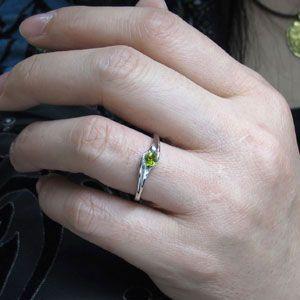 18金 指輪 一粒 ペリドット リングの画像