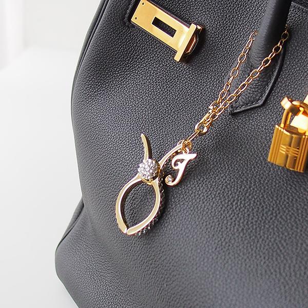 SWAROVSKI（スワロフスキー） グローブホルダー イニシャルモチーフと