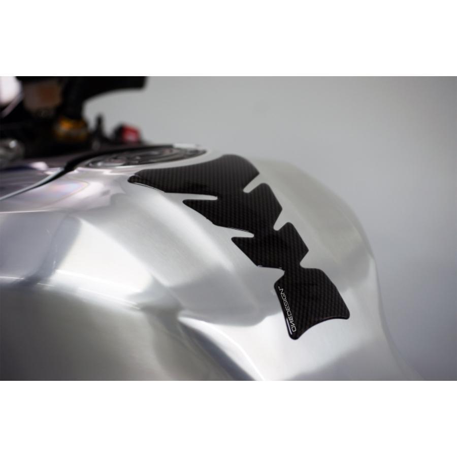 ワンデザイン タンクパッド ゴースト カーボン調 204x125mm CGGHOCP |  | 01