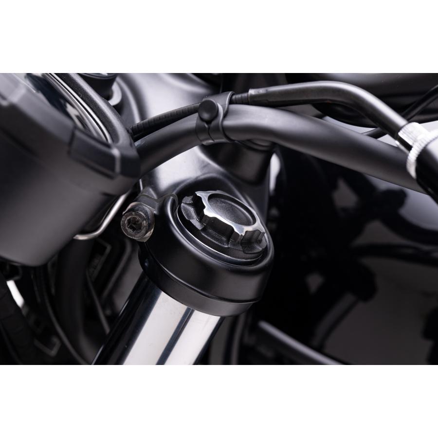 Motone(モートーン) フロントフォークキャップ CAPOS アルミ ブラック/ポリッシュ T120 (16-25) SpeedTwin900 (19-24) スクランブラー900 (19-25) MMU626 |  | 02