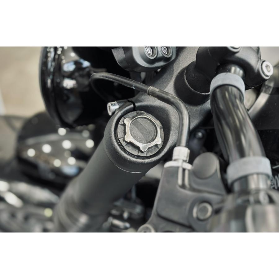 Motone(モートーン) フロントフォークキャップ CAPOS アルミ ブラック/ポリッシュ ボンネビル Bobber (21-25) Speedmaster (21-25) MMU630 |  | 03