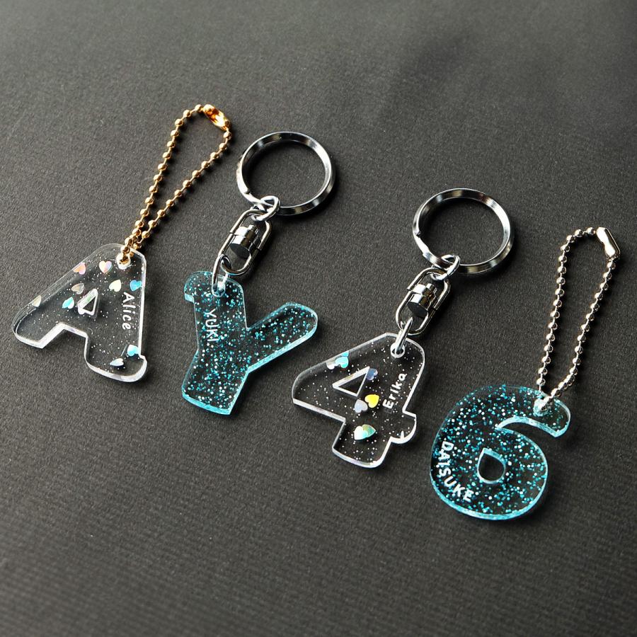 【Sサイズ】アクリル製 イニシャルキーホルダー ラメ（約35mm/3.5cm） オーダーグッズ アルファベット 背番号 ラッキーナンバー ...