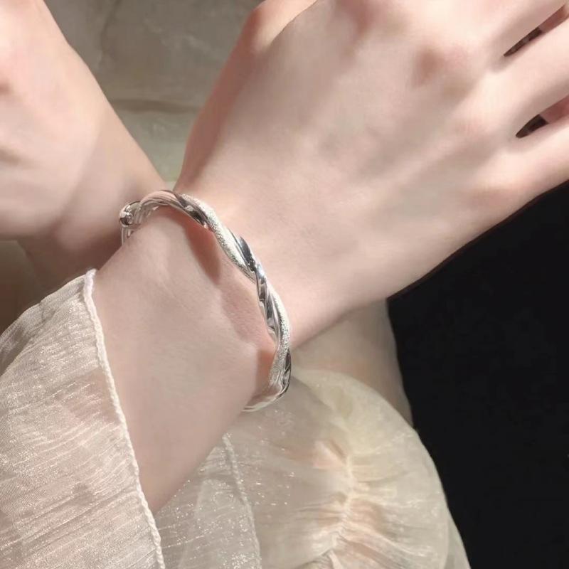 バングル ブレスレット 女性 レディース 婦人 ツイスト シルバーカラー