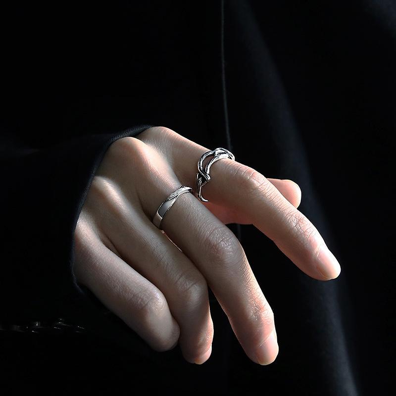 21新作モデル オープンリング 指輪 メンズ 男性 アクセサリー フリーサイズ 透彫 ロープ風 縄目 幅広 シルバーカラー シンプル クール かっこいい ロック系 ヴ540円 Whitesforracialequity Org