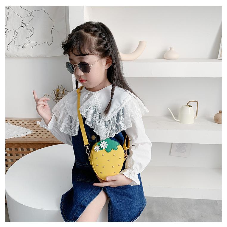 ポシェットを下げたプラチナフォックスさんの子供 ポシェットを下げたプラチナフォックスさんの子供 （ルイ