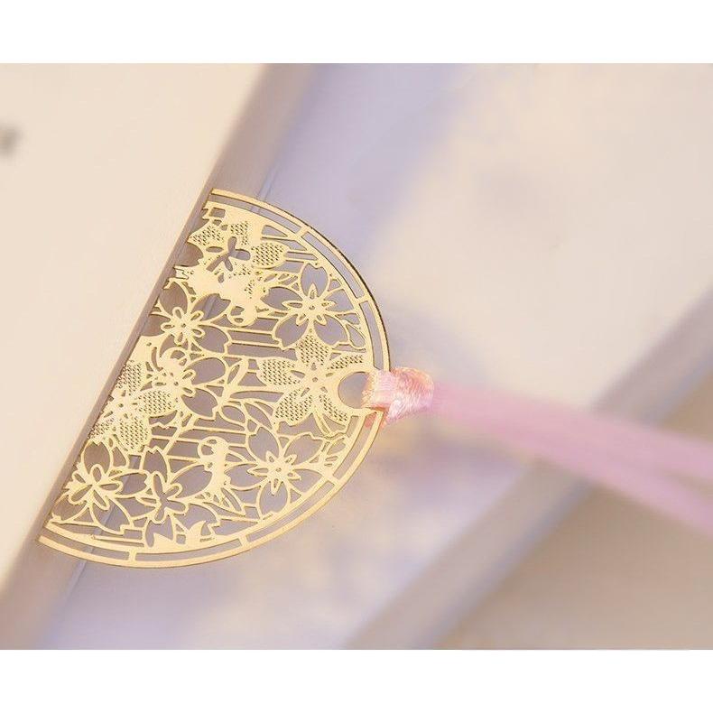 【非売品】プラチナカード　ブックマーカー(しおり) plusnao しおり ブックマーク ブックマーカー 栞 桜柄 透かし