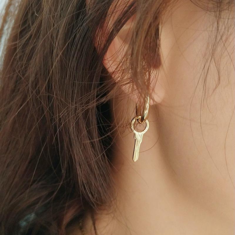 ピアス 片耳 レディース アクセサリー 女性用 キー 鍵 ゴールドカラー シルバー925 揺れる ゆらゆら 可愛い おしゃれ 記念日 誕生日 プレゼン プラスナオ Paypayモール店 通販 Paypayモール