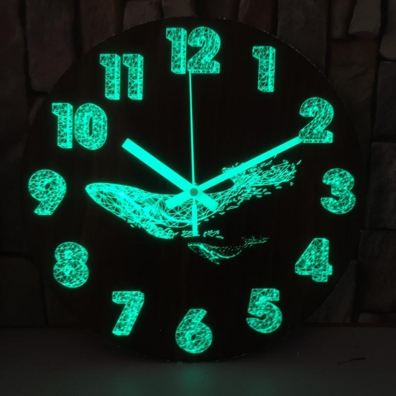 販促品　壁掛け時計　デイトナ ブラック文字盤 plusnao 壁掛け時計 掛け時計 光る時計 蓄光 夜光 木製 文字盤