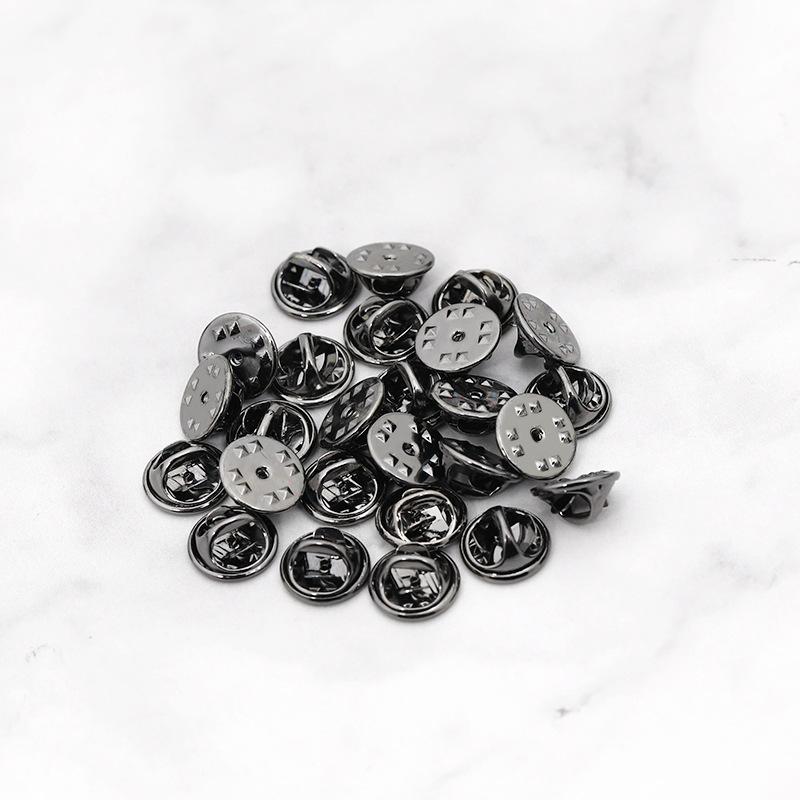 フランス雑貨★ピンバッジ大量200個セット＋新品留め具★ ピンバッジで穴を開けずに付ける留め具をご紹介！｜ピンズファクトリー